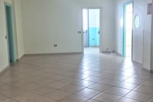 Locale di 120mq con ampie vetrine via Carmine