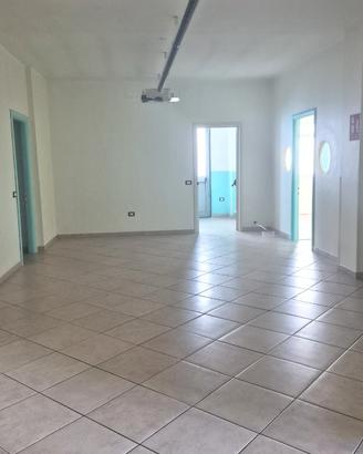 Locale di 120mq con ampie vetrine via Carmine