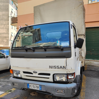 Nissan Cabstar bianco telonato