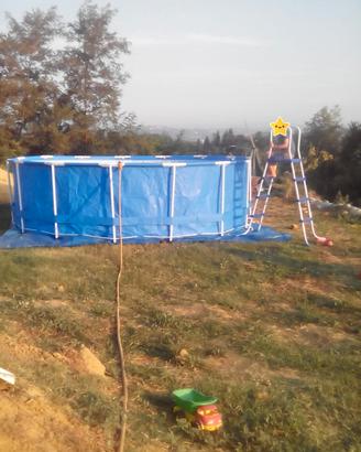 Piscina rotonda con pompa