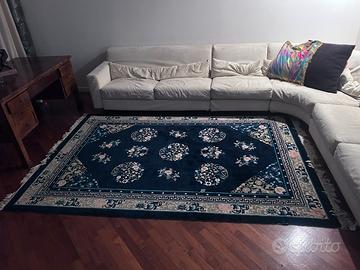 Tappeto orientale blu con decori floreali