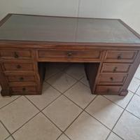 scrivania in massello con vetro