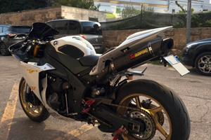 Yamaha R1 big bang (2010)