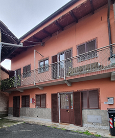 Casa semidipendente con giardino e cortile