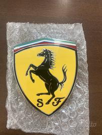 Scudetti Ferrari in ceramica