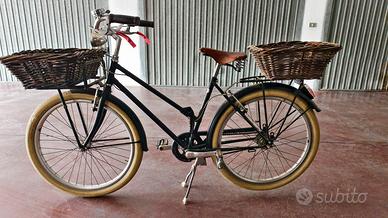 bicicletta donna con cestini e sella brooks