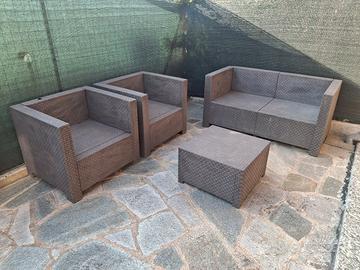 Set divano poltrone tavolino da giardino