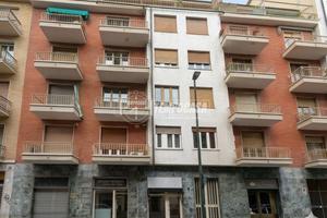 VIA VALENTINO CARRERA COMODO AI SERVIZI!!