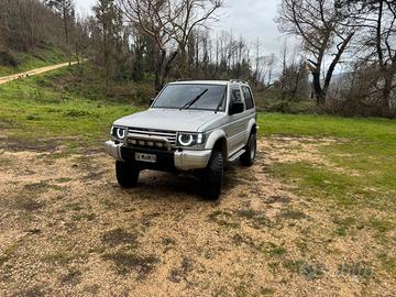 Mitsubishi pajero 2.5 GLS