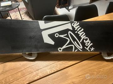 Tavola Snowboard con attacchi e scarponi