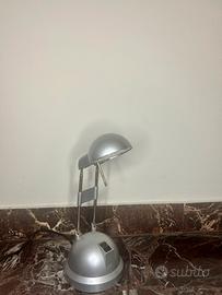Lampada grigia da tavolo estendibile