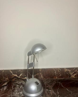 Lampada grigia da tavolo estendibile