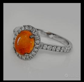 anello con  pietra e diamanti
