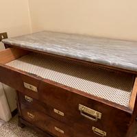 Cassettone con piano in marmo