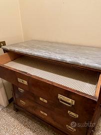 Cassettone con piano in marmo