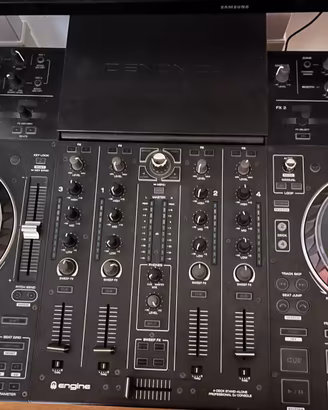 Denon DJ Prime 4 + Flight Case