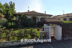 VILLA INDIPENDENTE - AMPIO GIARDINO - 2 LIVELLI -