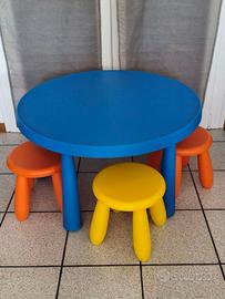 Tavolo per bambini con 3 sgabelli Mammut di IKEA