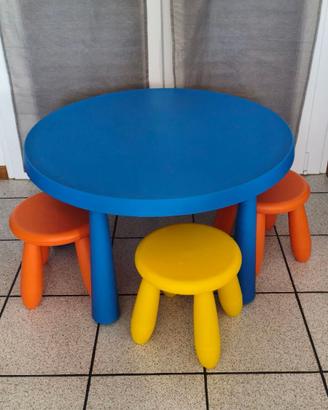 Tavolo per bambini con 3 sgabelli Mammut di IKEA