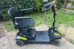 Scooter elettrico per anziani o mobilità ridotta