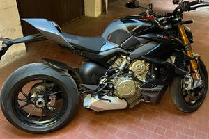Ducati street v4s