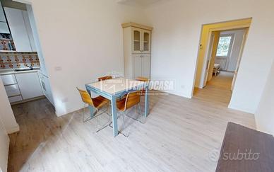 Bilocale ristrutturato con box e terrazzo in centr