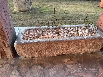 Vasca in pietra antica