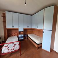 Camera ragazzi con armadio angolare e 2 letti