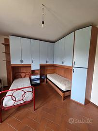 Camera ragazzi con armadio angolare e 2 letti