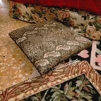 Poggiapiedi vintage pitonato.