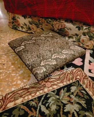 Poggiapiedi vintage pitonato.