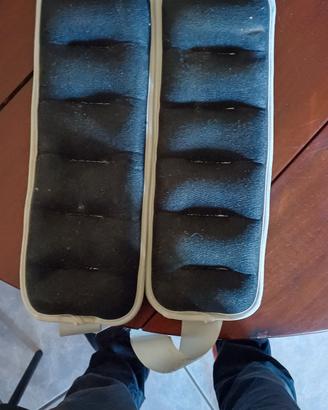 pesi cavigliere di vario peso.
