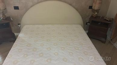 Letto matrimoniale con testata, doghe e materasso