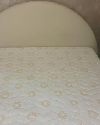 Letto matrimoniale con testata, doghe e materasso