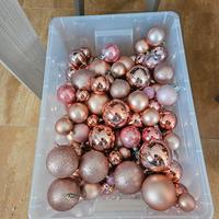 Palline e decorazioni rosa di natale