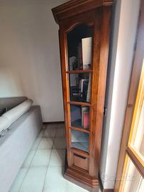 Vetrina/libreria classico in legno con ante sagoma