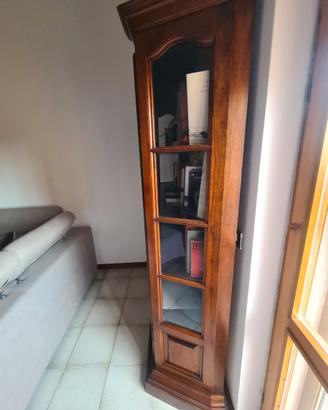 Vetrina/libreria classico in legno con ante sagoma