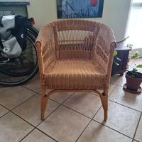 Due Sedie in rattan. Tra loro non uguali ma simili