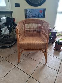 Due Sedie in rattan. Tra loro non uguali ma simili