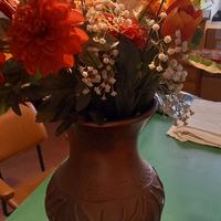 vaso con fiori finti