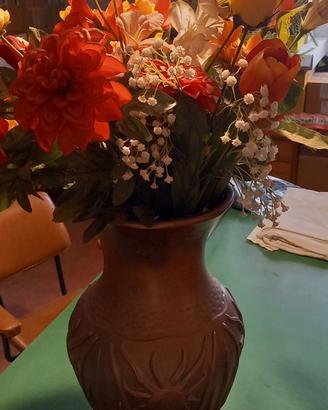 vaso con fiori finti