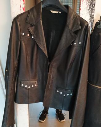 giacca in pelle nera con frange