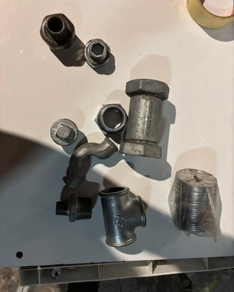 130 pezzi, raccordi di ferro misti