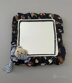 Specchio da camera vintage con cornice in tessuto 