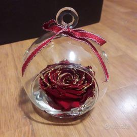 Decorazione natalizia rosa rossa dentro a bolla