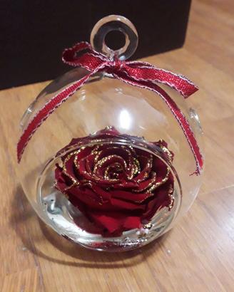 Decorazione natalizia rosa rossa dentro a bolla