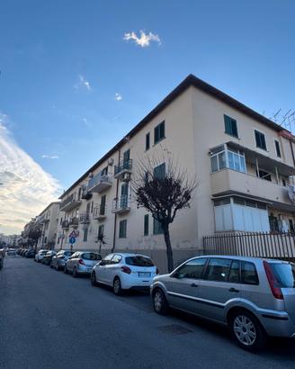 Ampio bilocale oltre accessori in via Piazza Dante