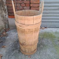 antico attrezzo  contadino in legno. Bigoncia