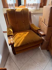 Poltrona vintage in velluto color senape e legno