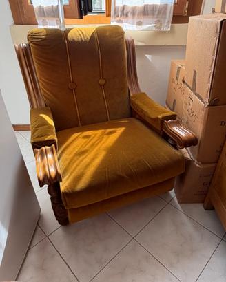 Poltrona vintage in velluto color senape e legno